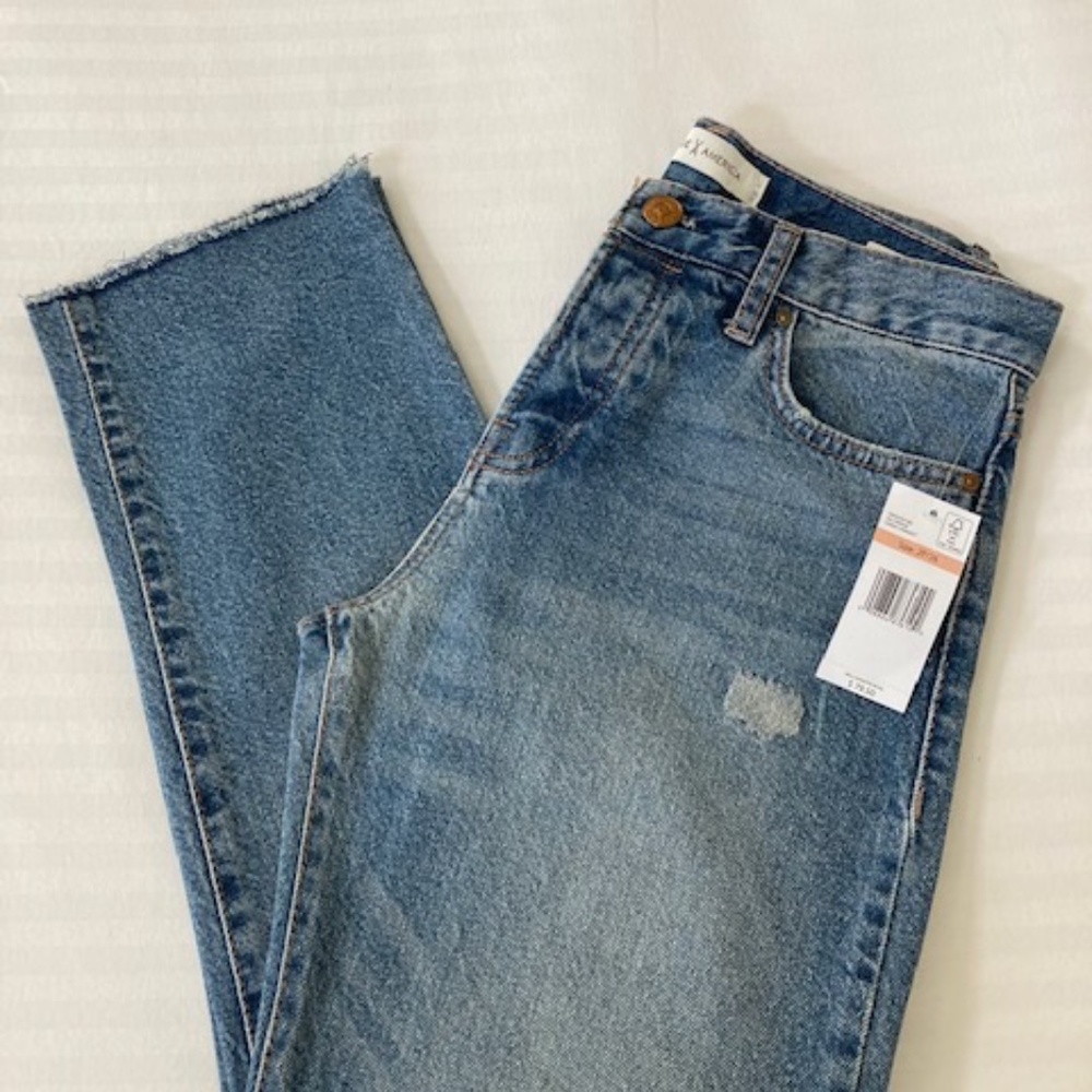 NWT Advantage America Cheeky Straight Distressed Jean